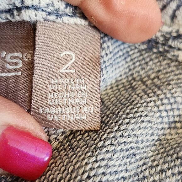 5/$55 Chico's cotton blend blue & white scroll floral top, size US 12 - Picture 6 of 9